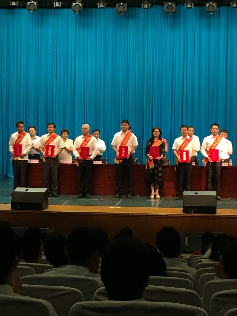 高合理老师上台领奖