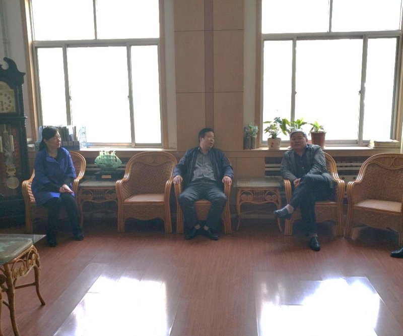 系领导与实习学校领导交谈