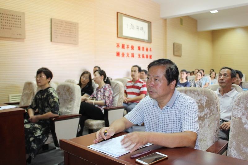 全体老师观看纪录片和听党课